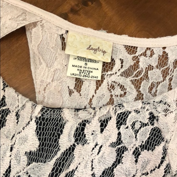 GIRLY DAYTRIP NEVER WORN LACE BLUSH DRESS SZ Small - Picture 2 of 2